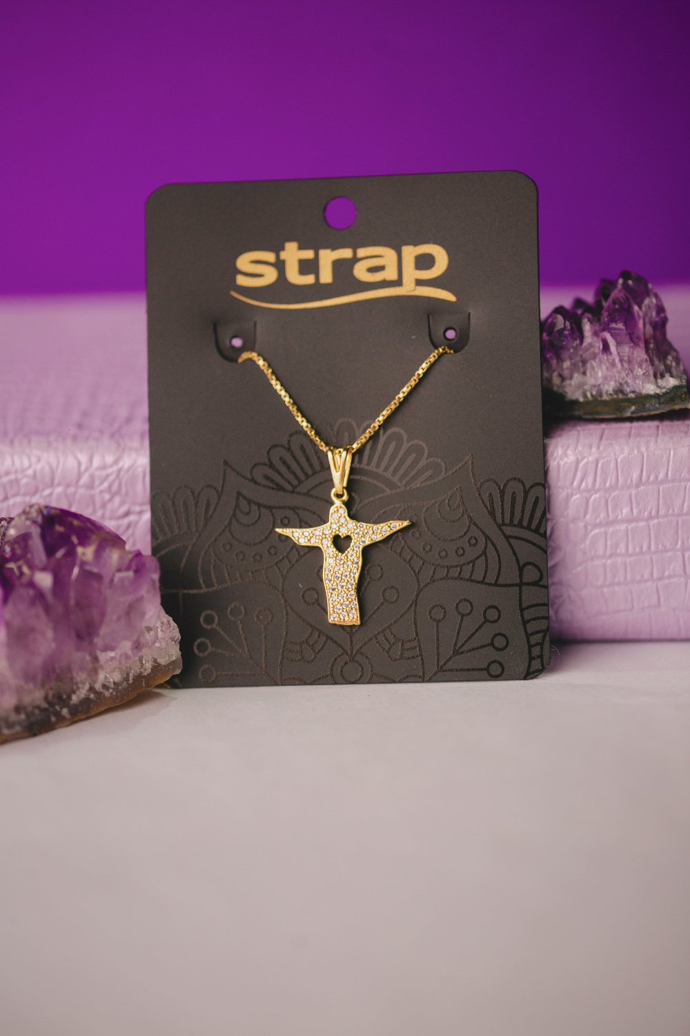 COLAR CRISTO REDENTOR CRAVEJADO FOLHEADO A OURO 18K