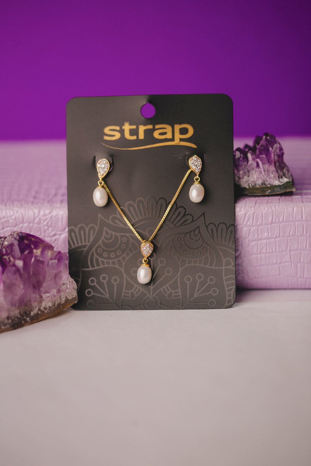 CONJUNTO BRINCO E COLAR PÉROLA FOLHEADO A OURO 18K