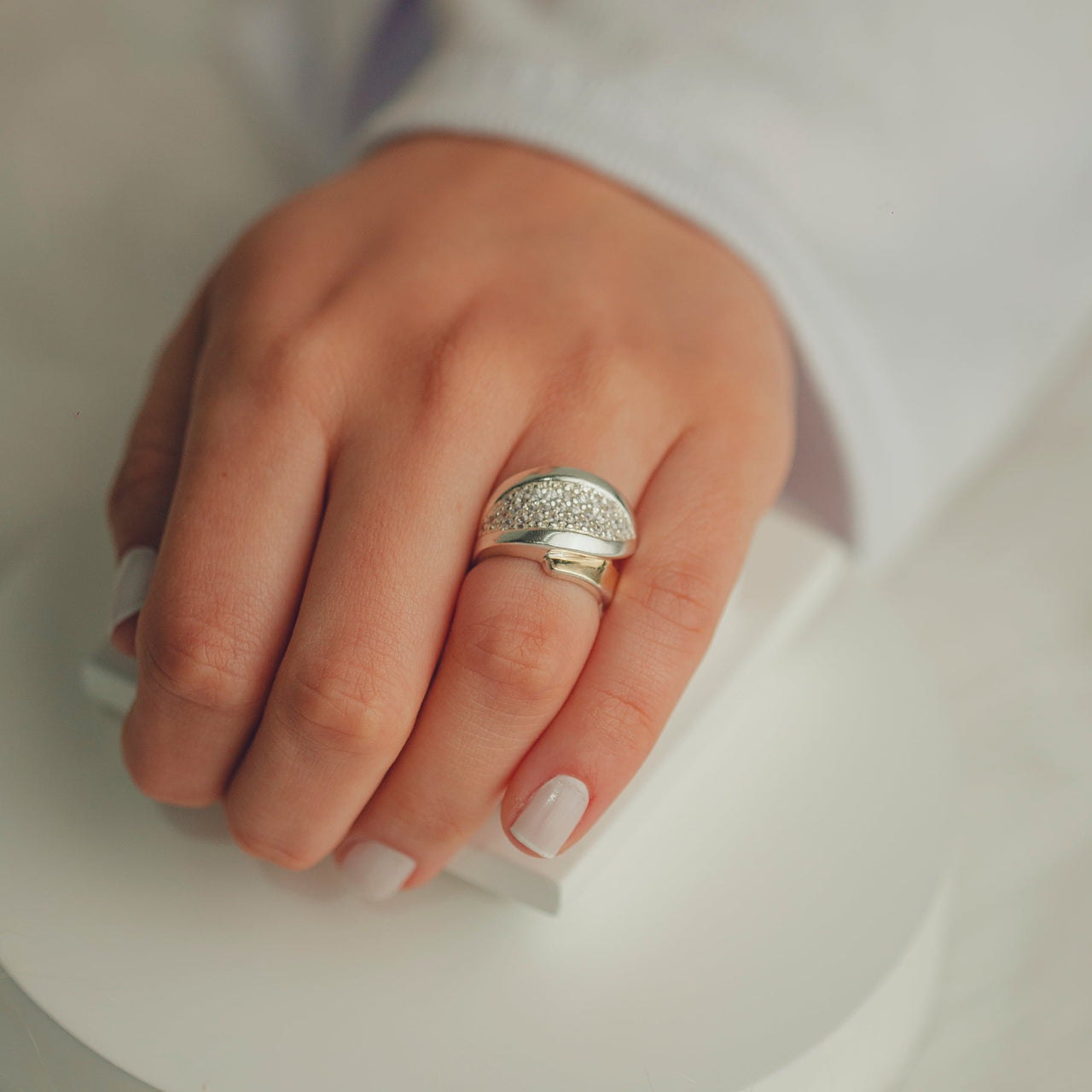 ANEL DE PRATA COBERTO DE ZIRCONIAS E FILETE DE OURO