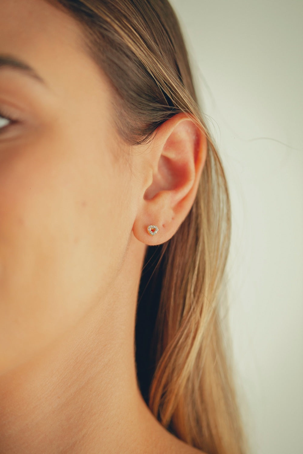 BRINCO MINI CORAÇÃO VAZADO COM STRASS FOLHEADO A OURO 18K