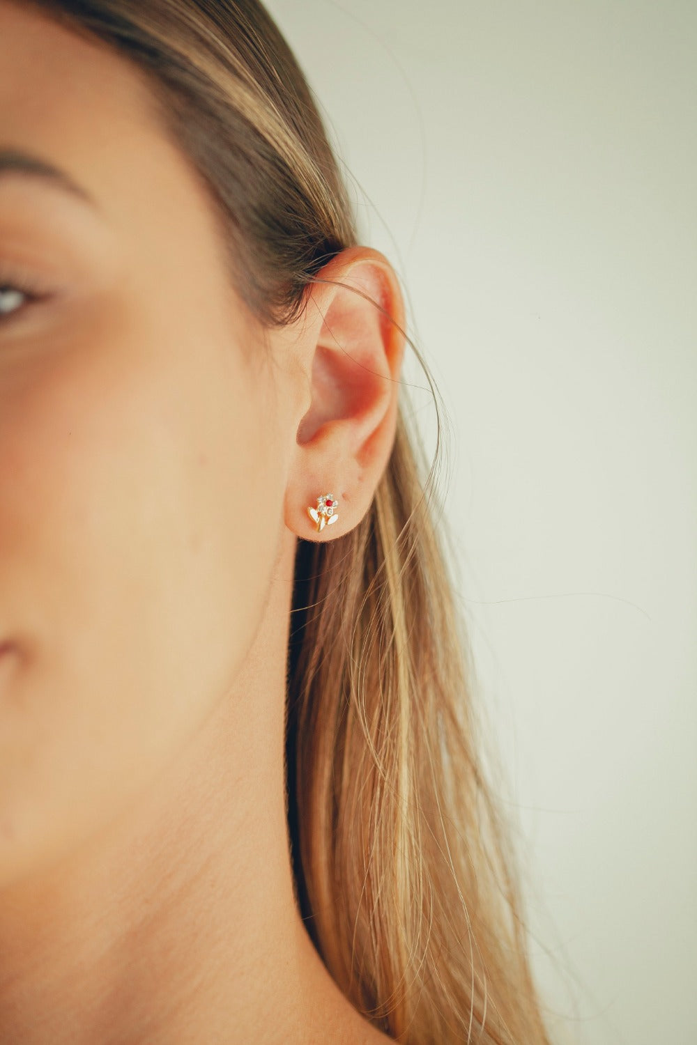 BRINCO MINI FLOR COM STRASS FOLHEADO A OURO 18K