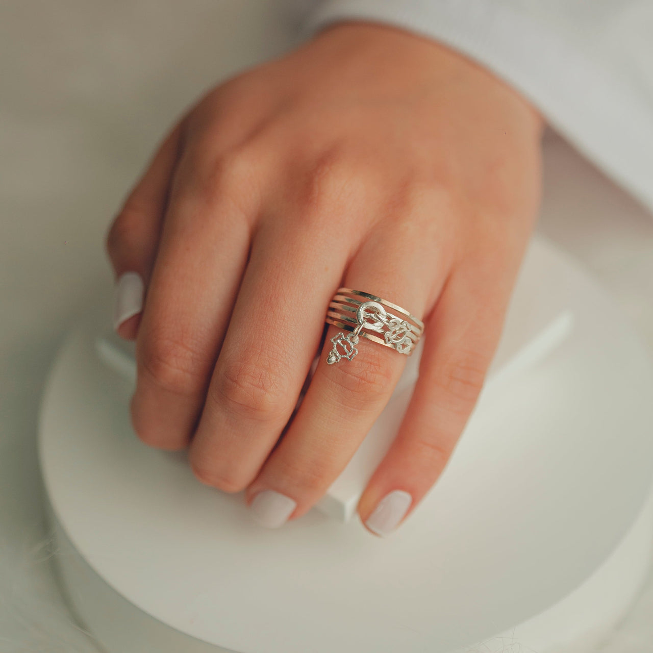 ANEL DE PRATA COM DOIS PINGETES DE MENINA