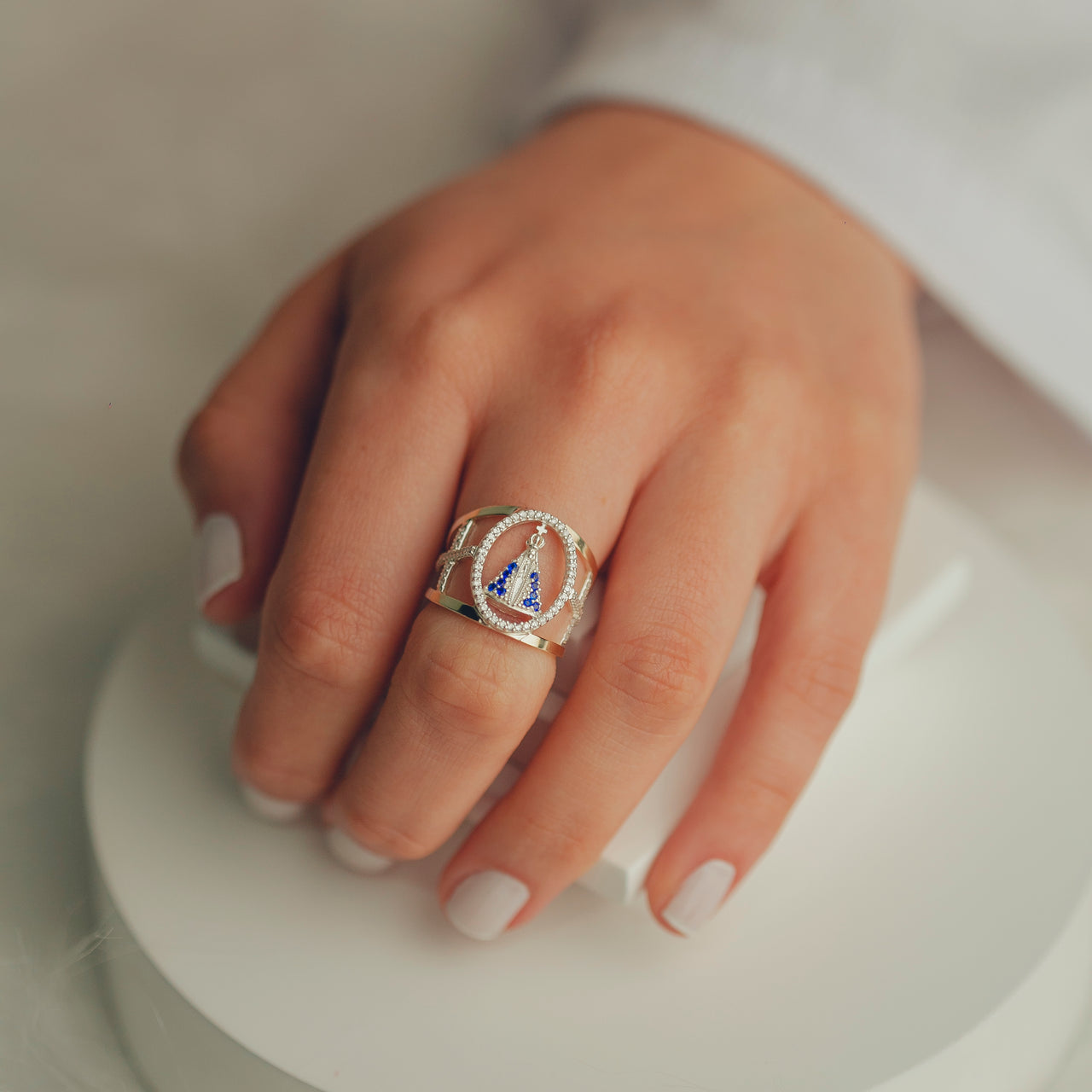 ANEL DE PRATA NOSSA SENHORA APARECIDA COM ZIRCONIAS E FILETE
