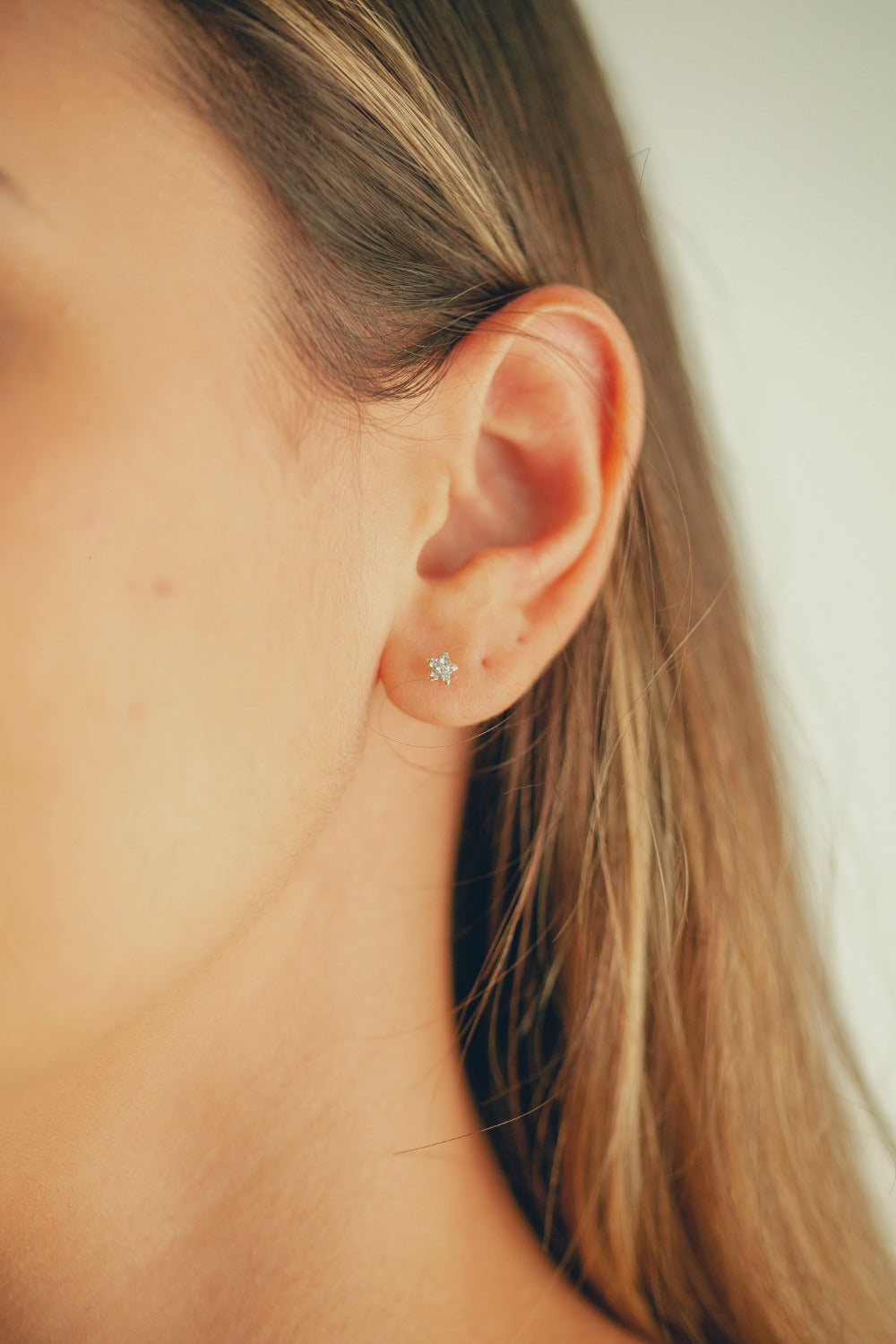 BRINCO MINI ESTRELA COM STRASS FOLHEADO A OURO 18K