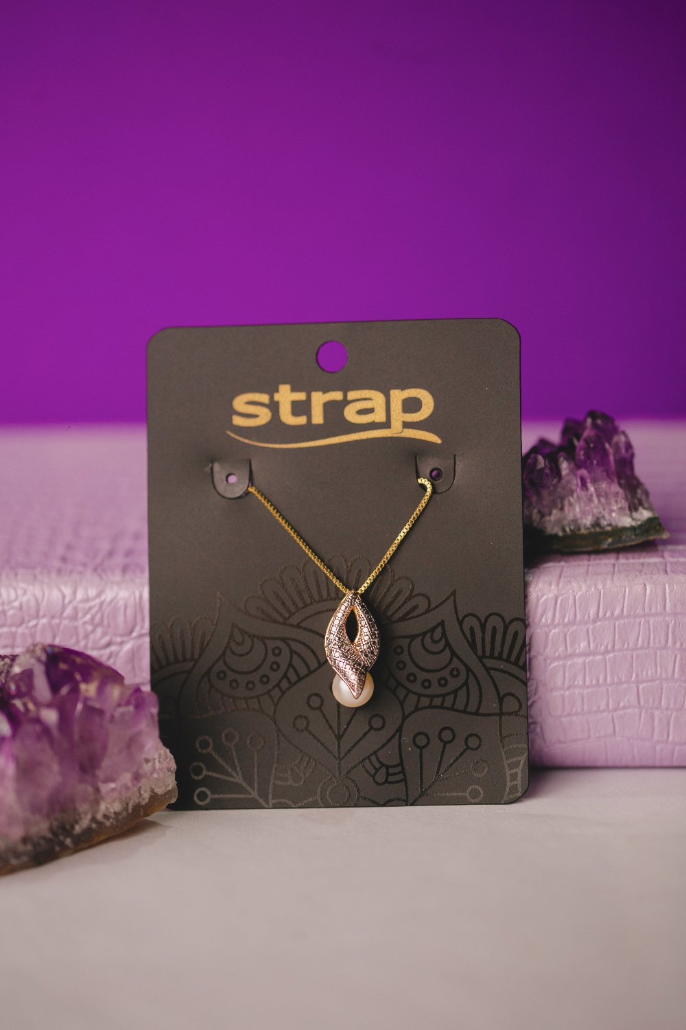 COLAR COM DETALHE CRAVEJADO E PÉROLA FOLHEADO A OURO 18K