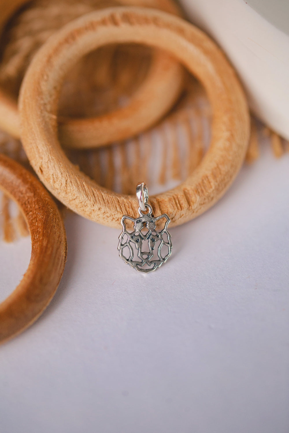 PINGENTE DE PRATA LEÃO TRIBAL