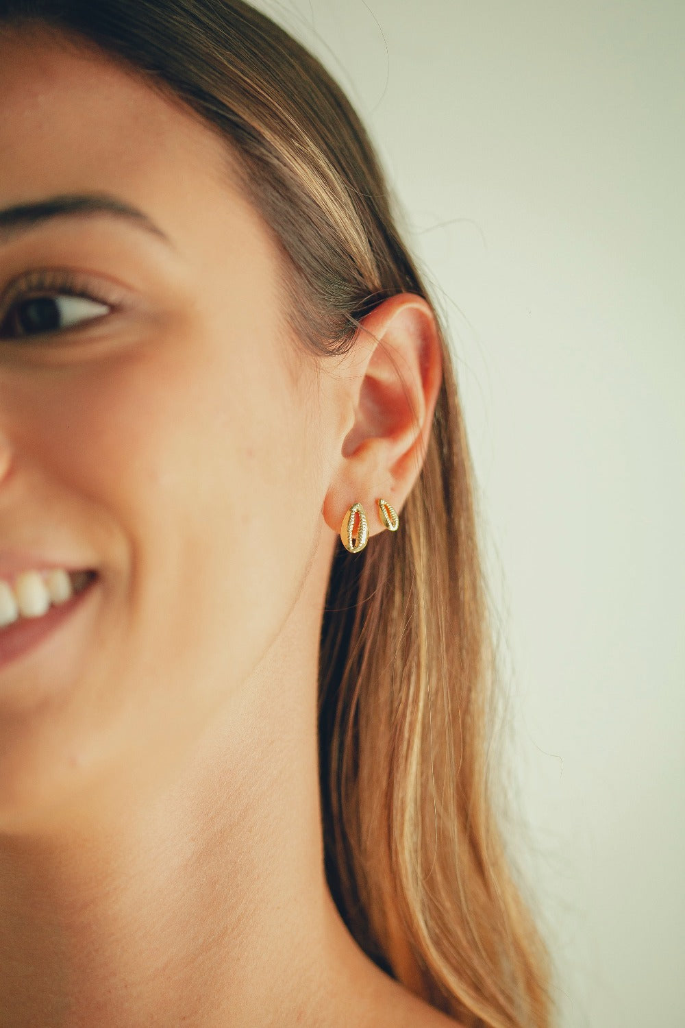 DUPLA DE BRINCOS DE BUZIOS FOLHEADO A OURO 18K