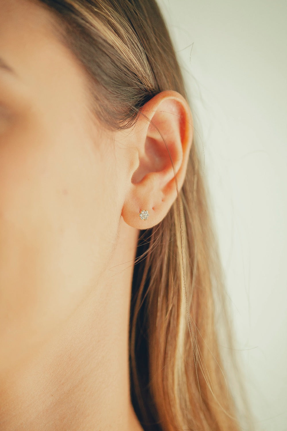 BRINCO MINI ESFERA COM PEROLAS FOLHEADO A OURO 18K