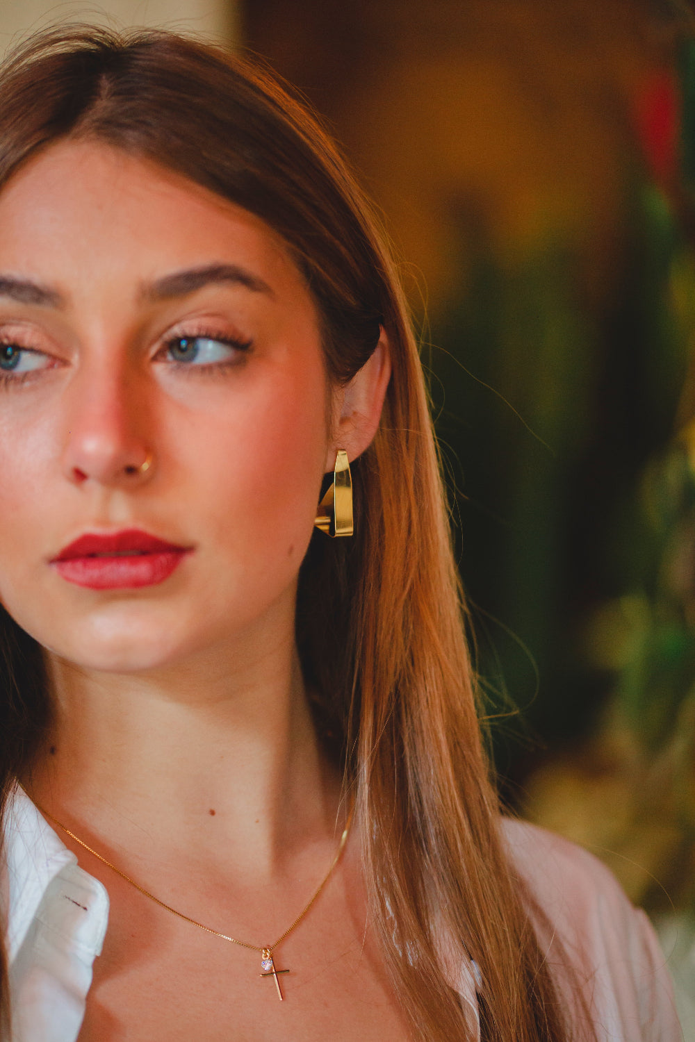 BRINCO ARGOLA LISA TRIANGULAR G FOLHEADO A OURO 18K