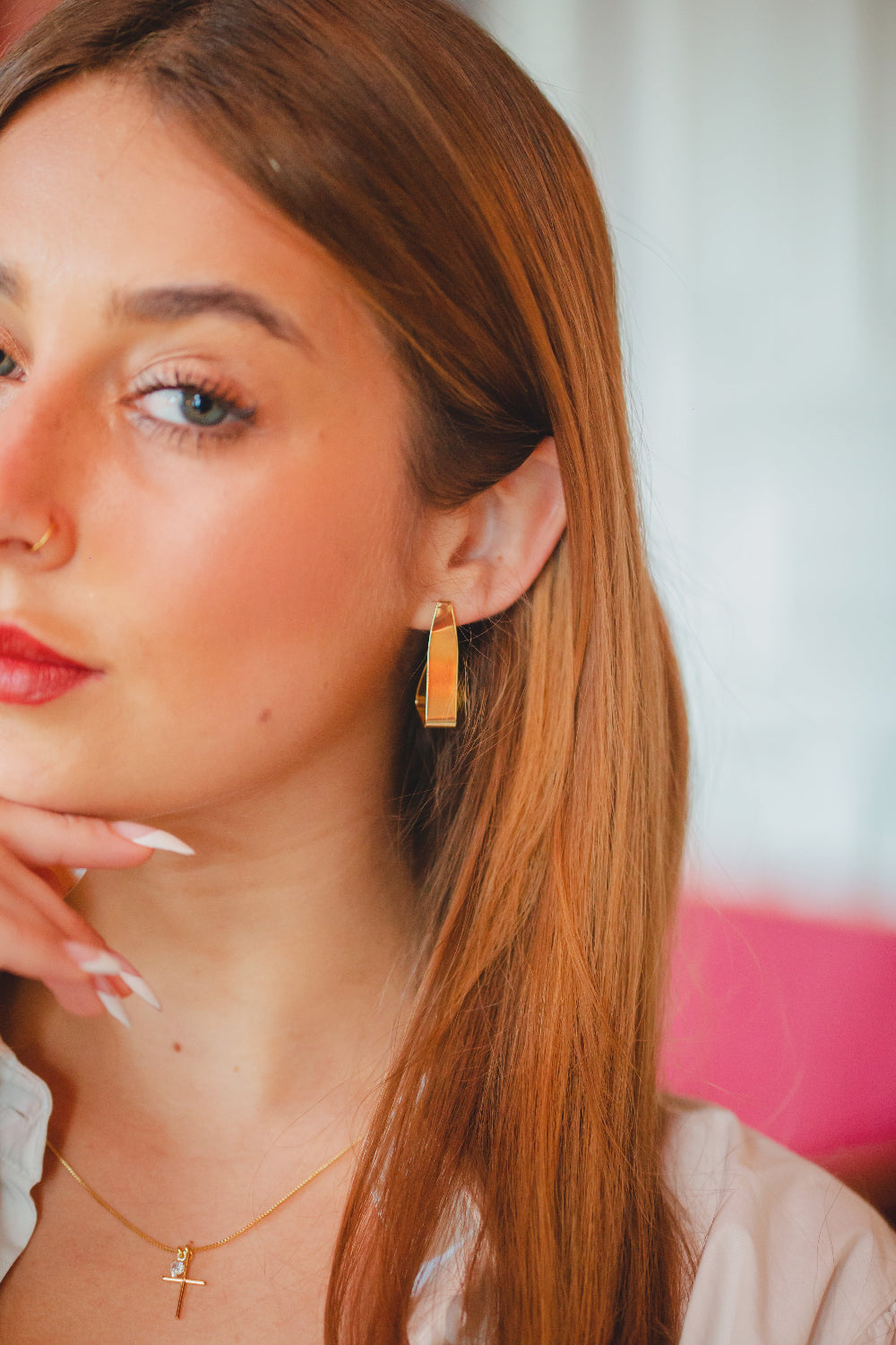 BRINCO ARGOLA LISA TRIANGULAR G FOLHEADO A OURO 18K