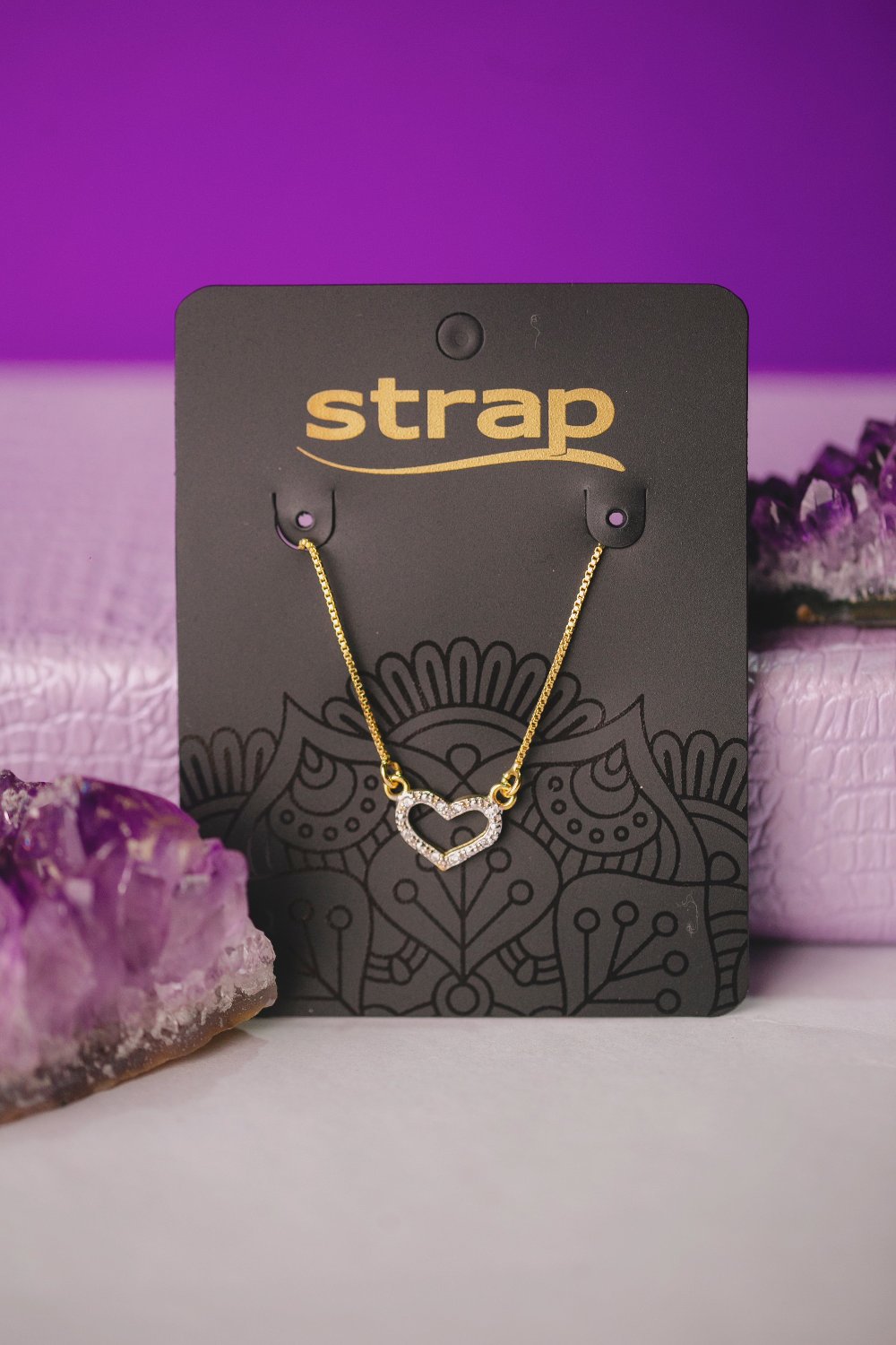 COLAR CORAÇÃO VAZADO CRAVEJADO FOLHEADO A OURO 18K