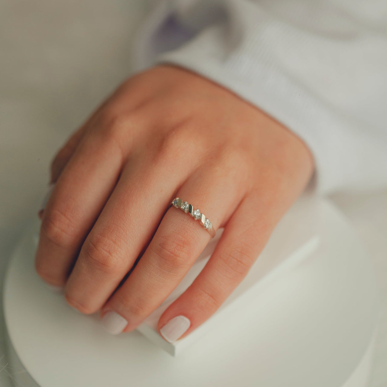 ANEL DE PRATA MEIA ALIANÇA COM FILETES