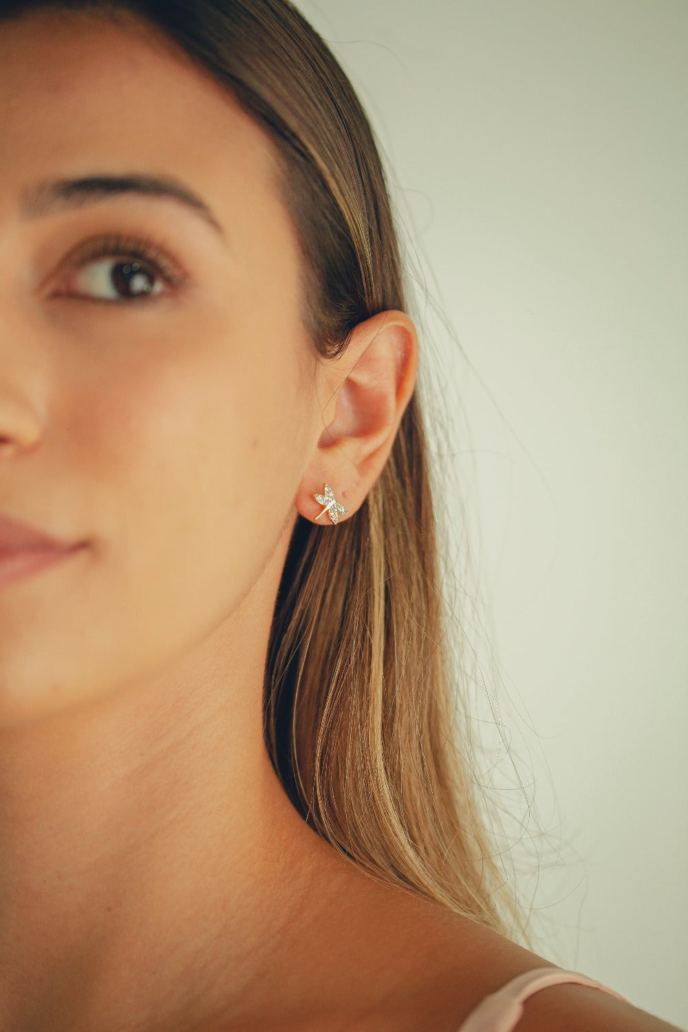BRINCO LIBELULA COM PEDRAS FOLHEADO A OURO 18K