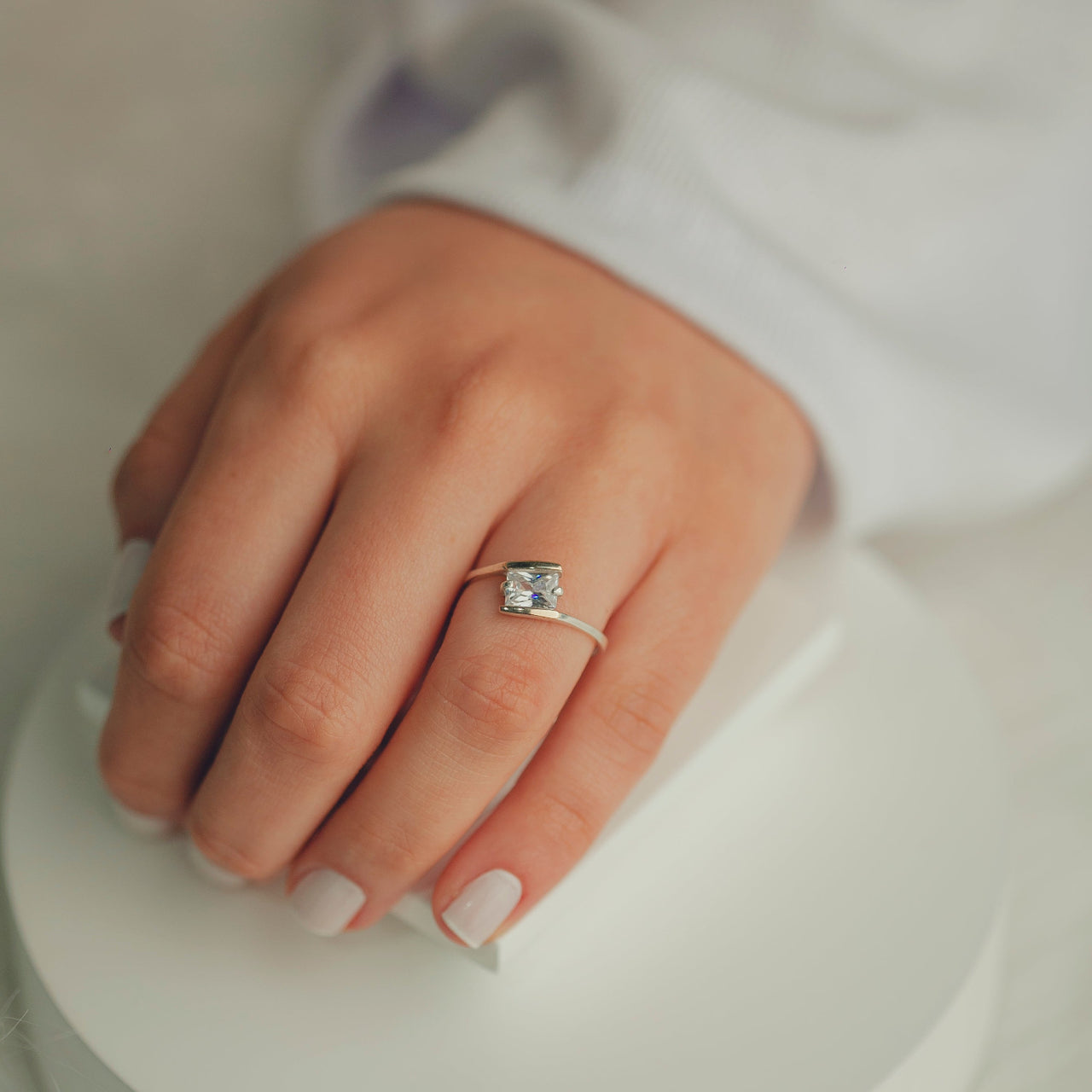 ANEL DE PRATA COM FILETE E ZIRCONIA QUADRADA