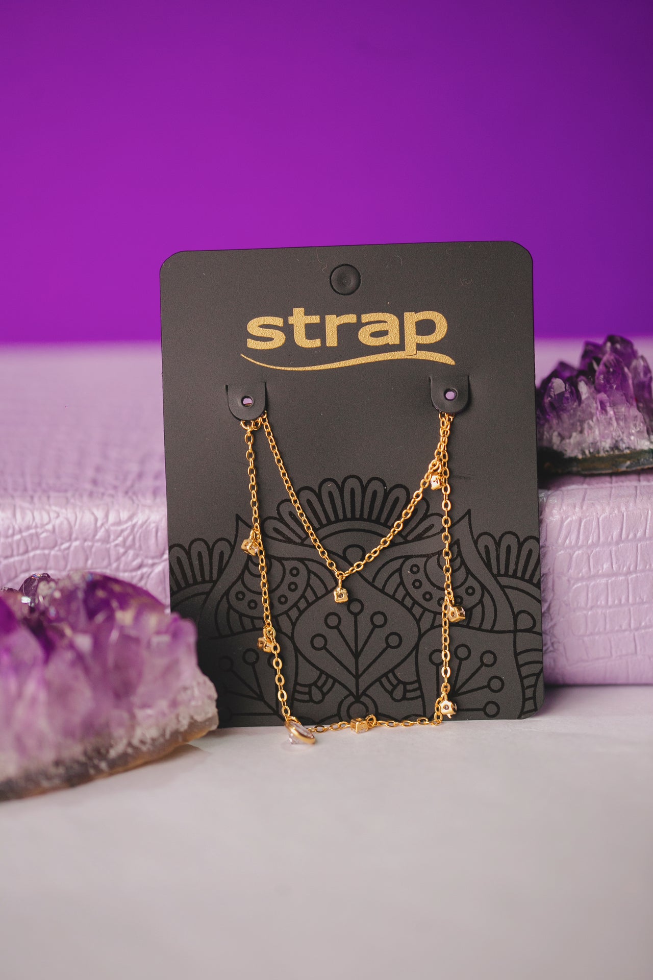 COLAR COM DETALHES FOLHEADO A OURO 18K