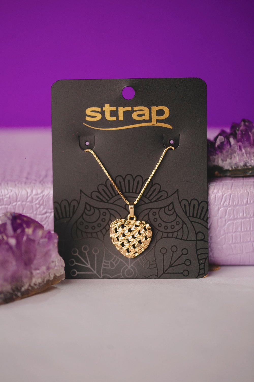 COLAR CORAÇÃO VAZADO FOLHEADO A OURO 18K