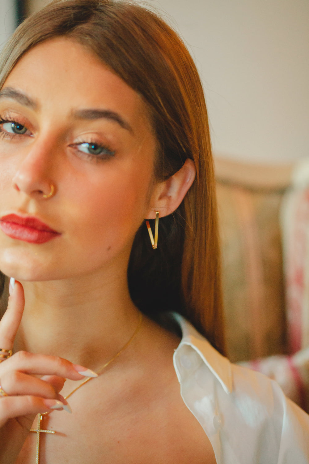 BRINCO ARGOLA LISA TRIANGULAR FOLHEADO A OURO 18K