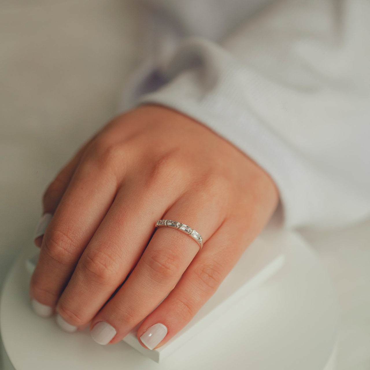 ANEL DE PRATA ESTILO ALIANÇA COM QUATRO ZIRCONIAS