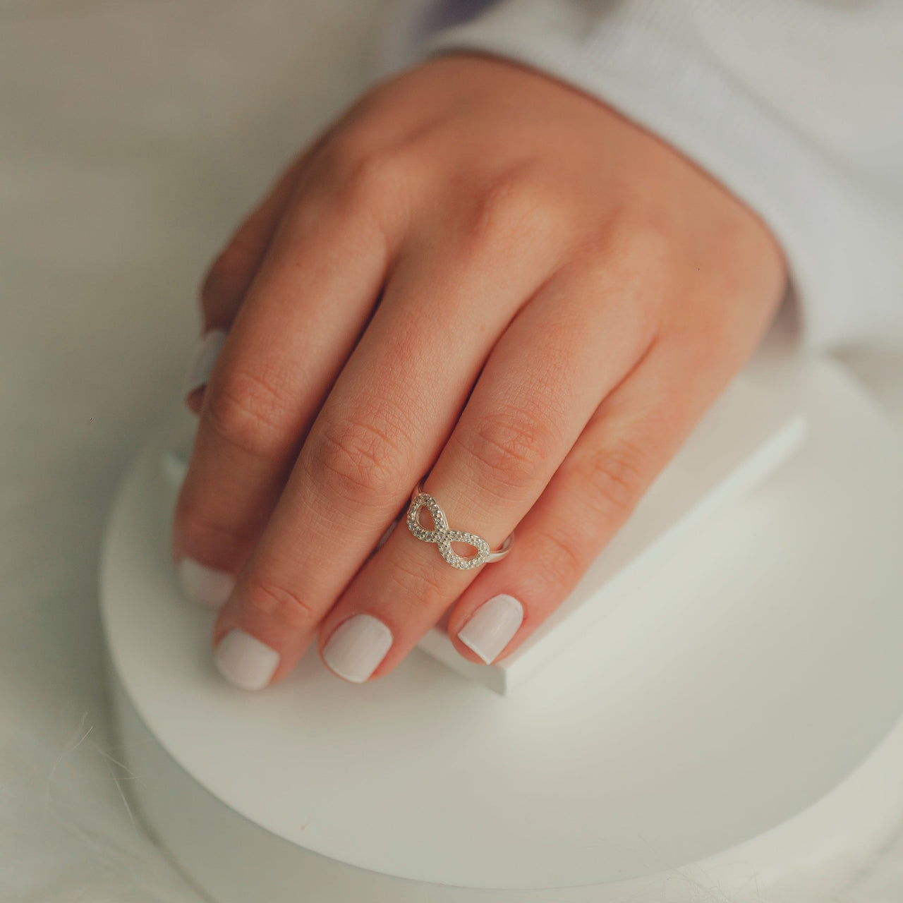 ANEL DE PRATA INFINITO CRAVEJADO DE ZIRCONIAS