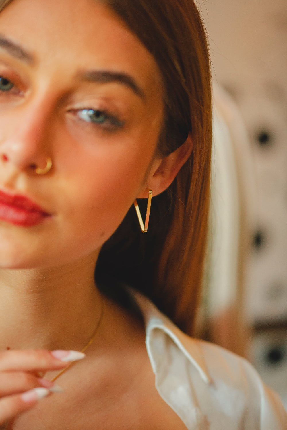 BRINCO ARGOLA LISA TRIANGULAR FOLHEADO A OURO 18K