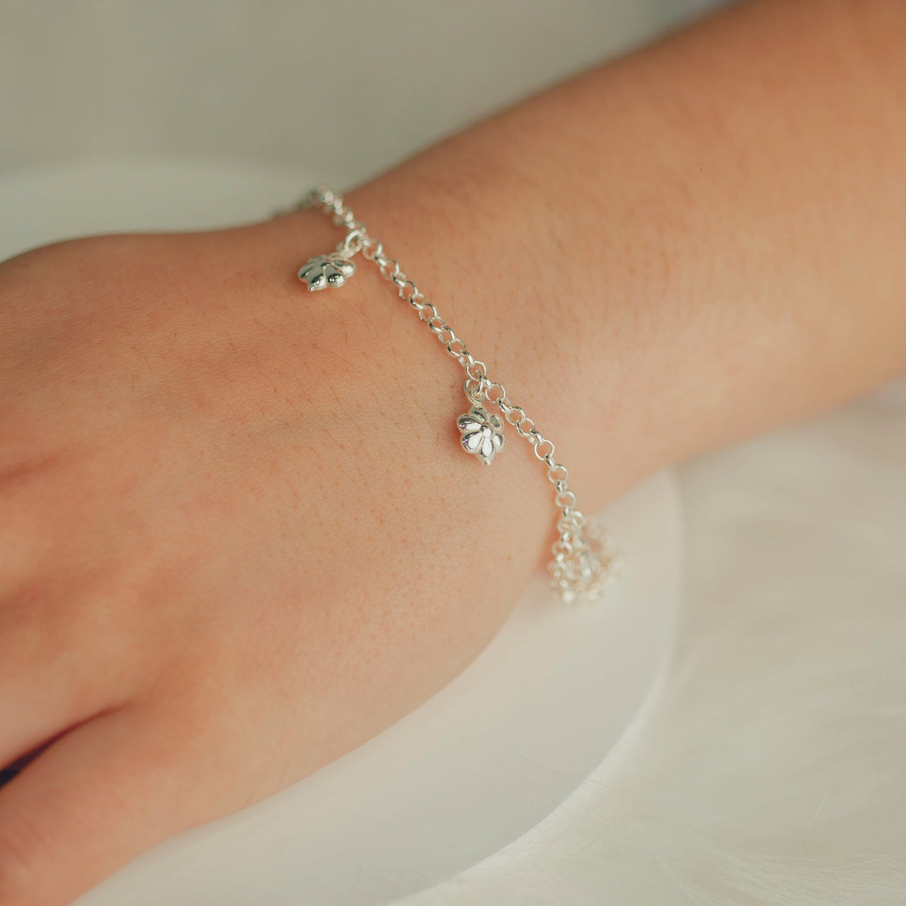 PULSEIRA DE PRATA COM BERLOQUES DE FLORES