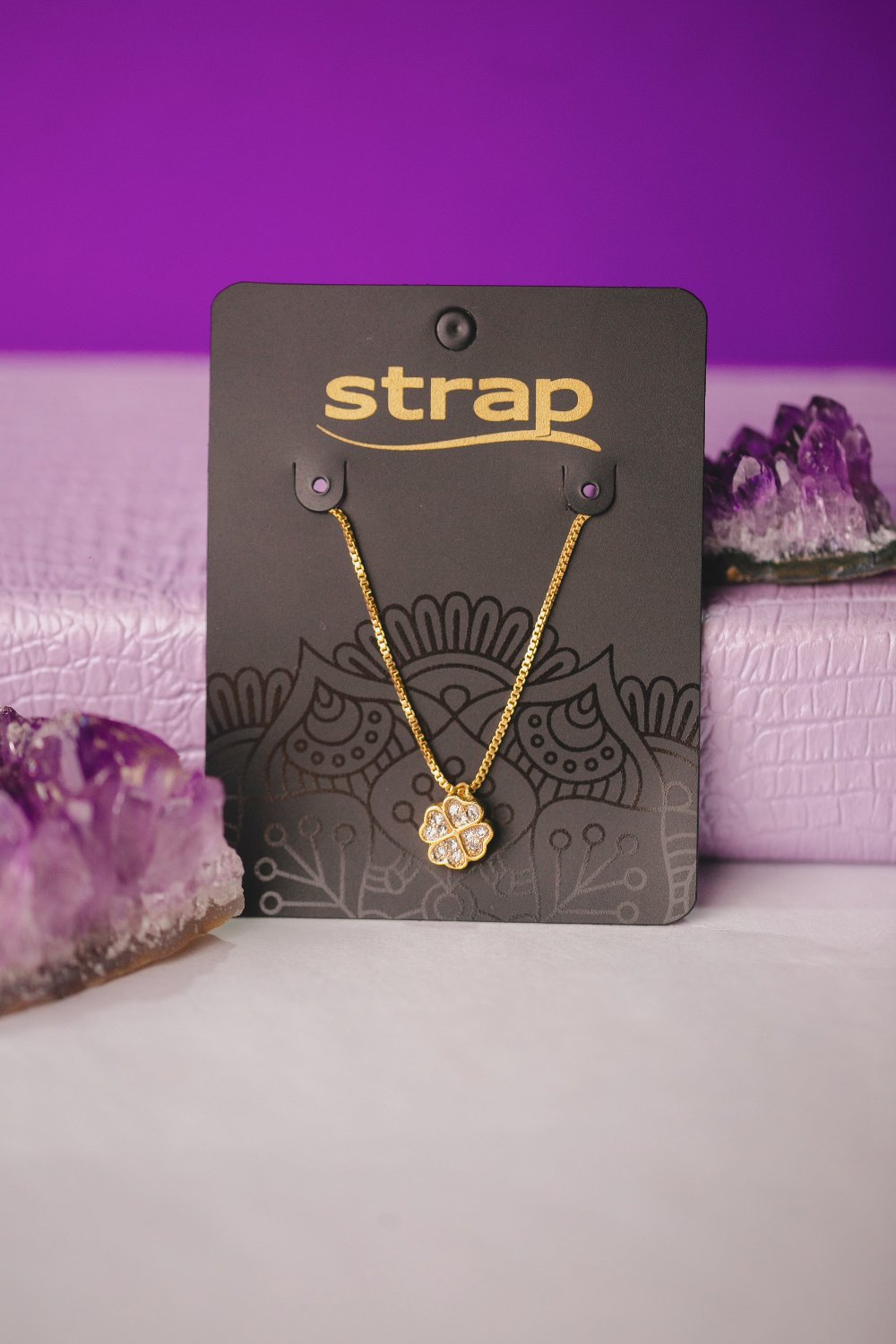 COLAR TREVO CRAVEJADA FOLHEADO A OURO 18K
