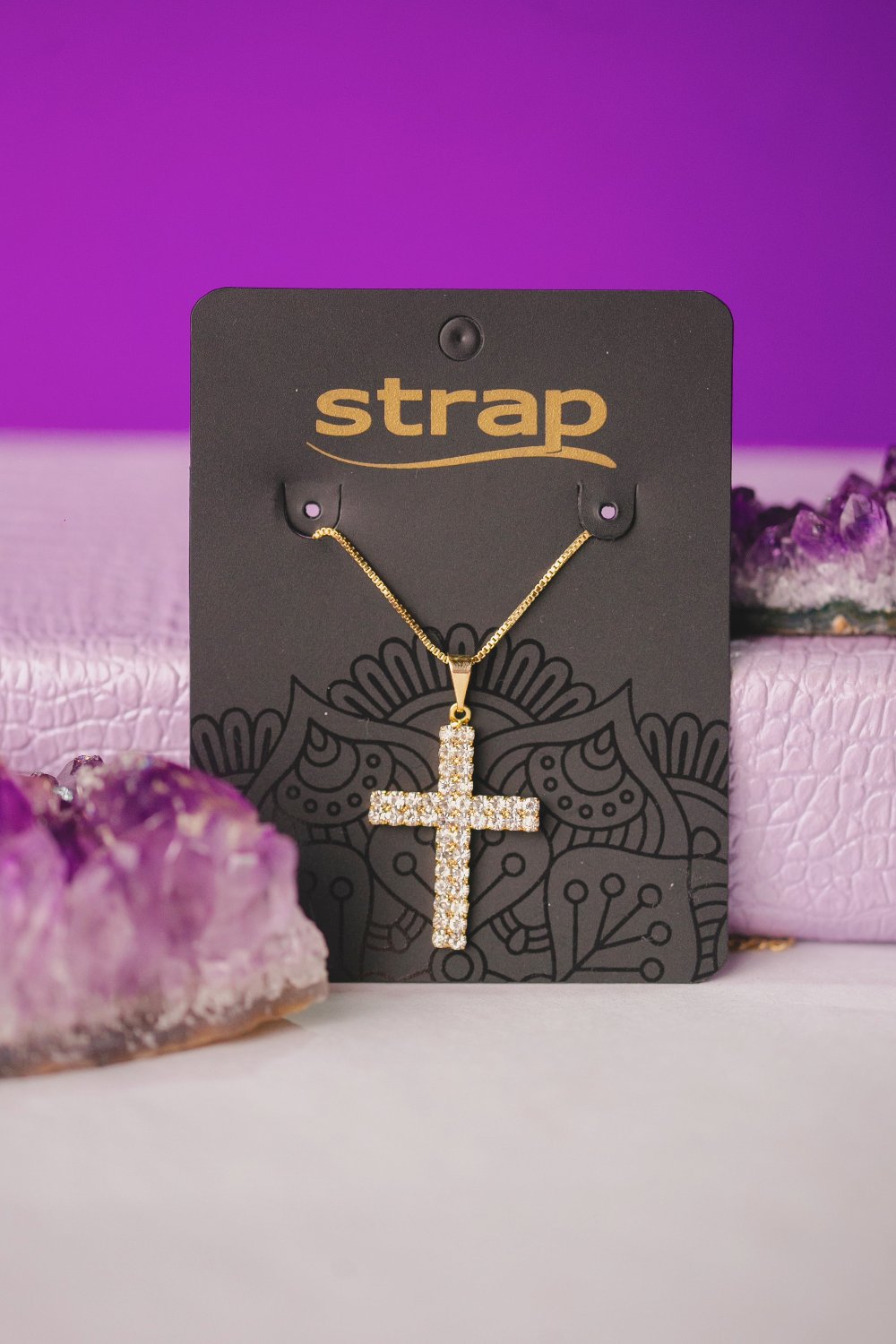 COLAR CRUZ CRAVEJADA FOLHEADO A OURO 18K