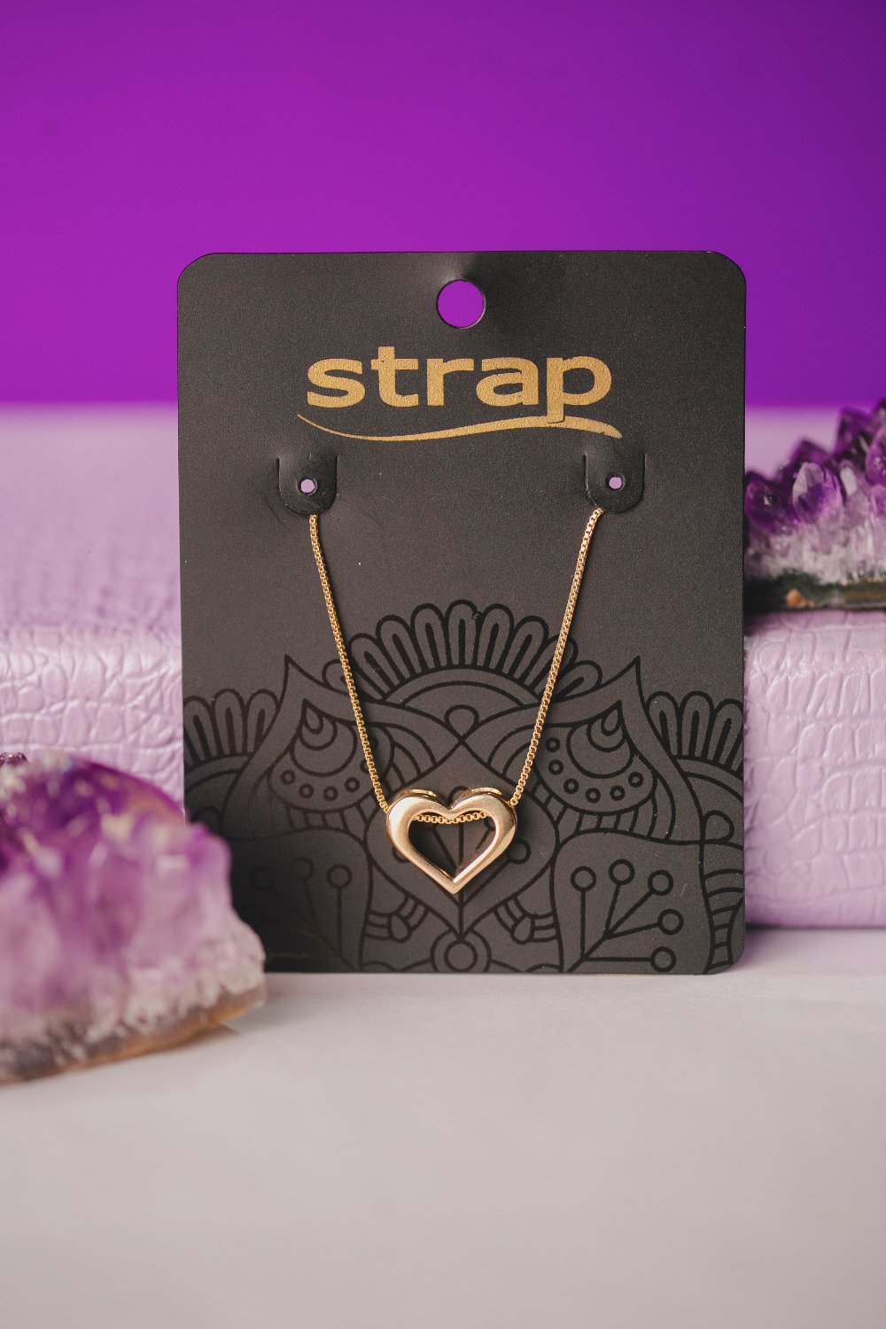 COLAR CORAÇÃO VAZADO FOLHEADO A OURO 18K