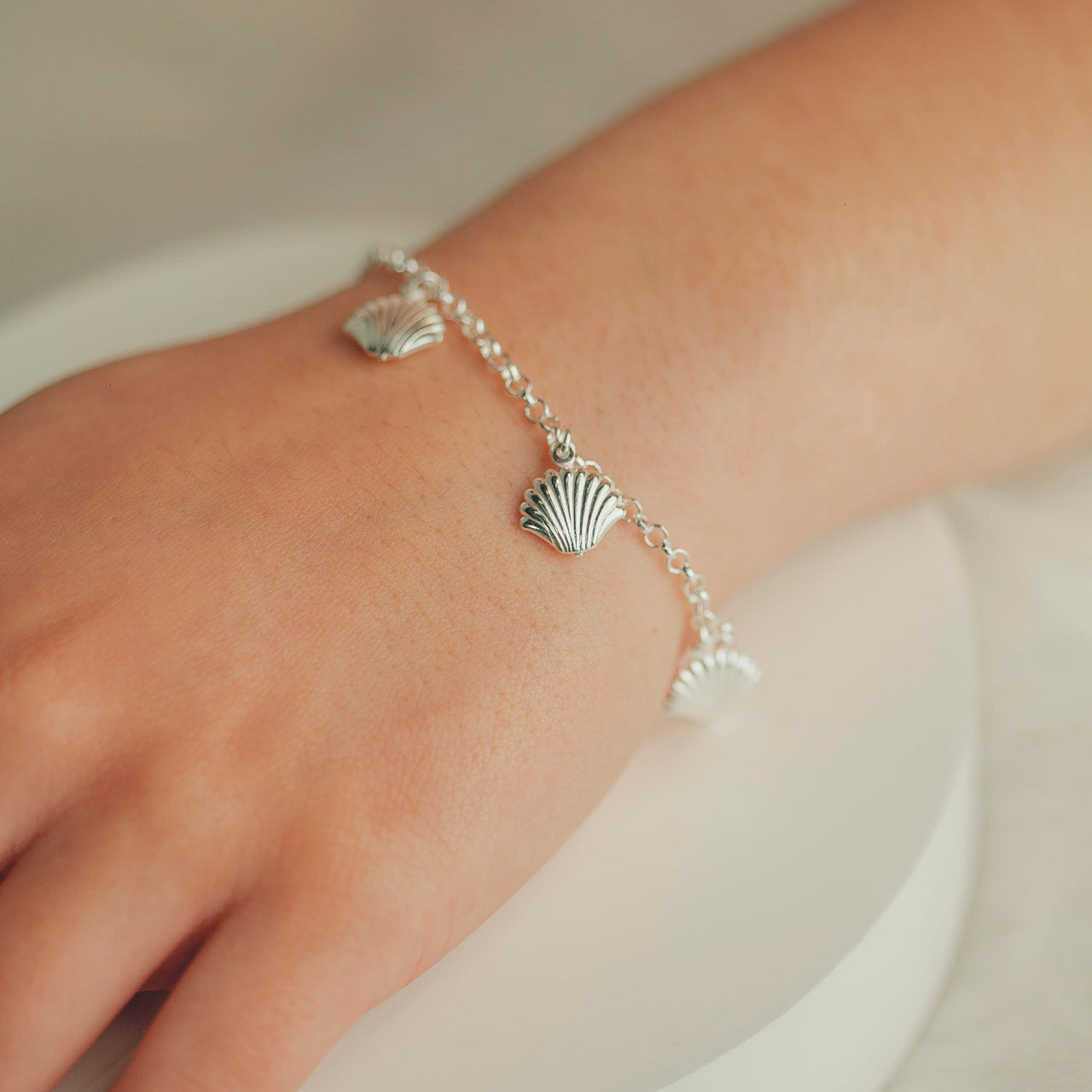 PULSEIRA DE PRATA COM BERLOQUES DE CONCHAS DO MAR