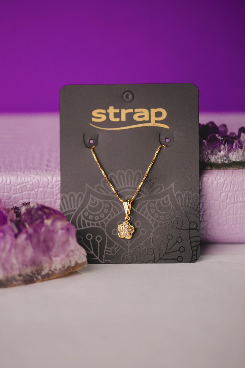 COLAR FLOR CRAVEJADO FOLHEADO A OURO 18K