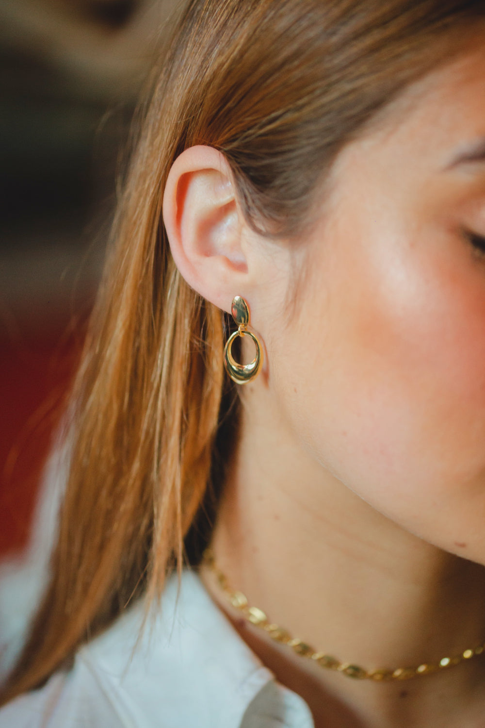 BRINCO LISO COM PÊNDULO OVAL PEQUENO FOLHEADO A OURO 18K