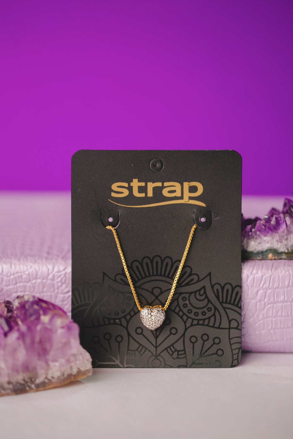 COLAR CORAÇÃO CRAVEJADO FOLHEADO A OURO 18K