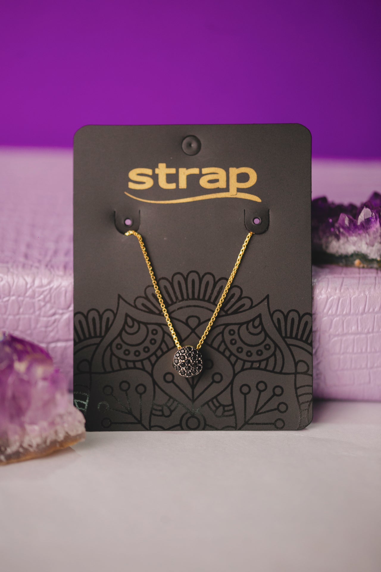 COLAR PINGENTE PRETO CRAVEJADO FOLHEADO A OURO 18K