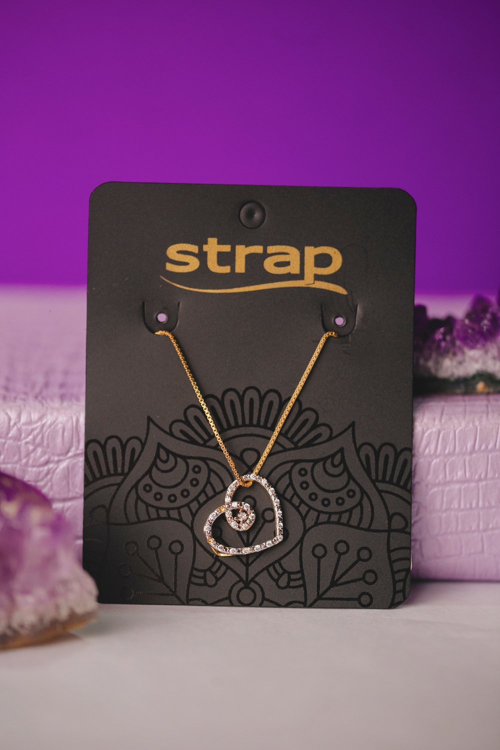 COLAR CORAÇÃO CRAVEJADO FOLHEADO A OURO 18K