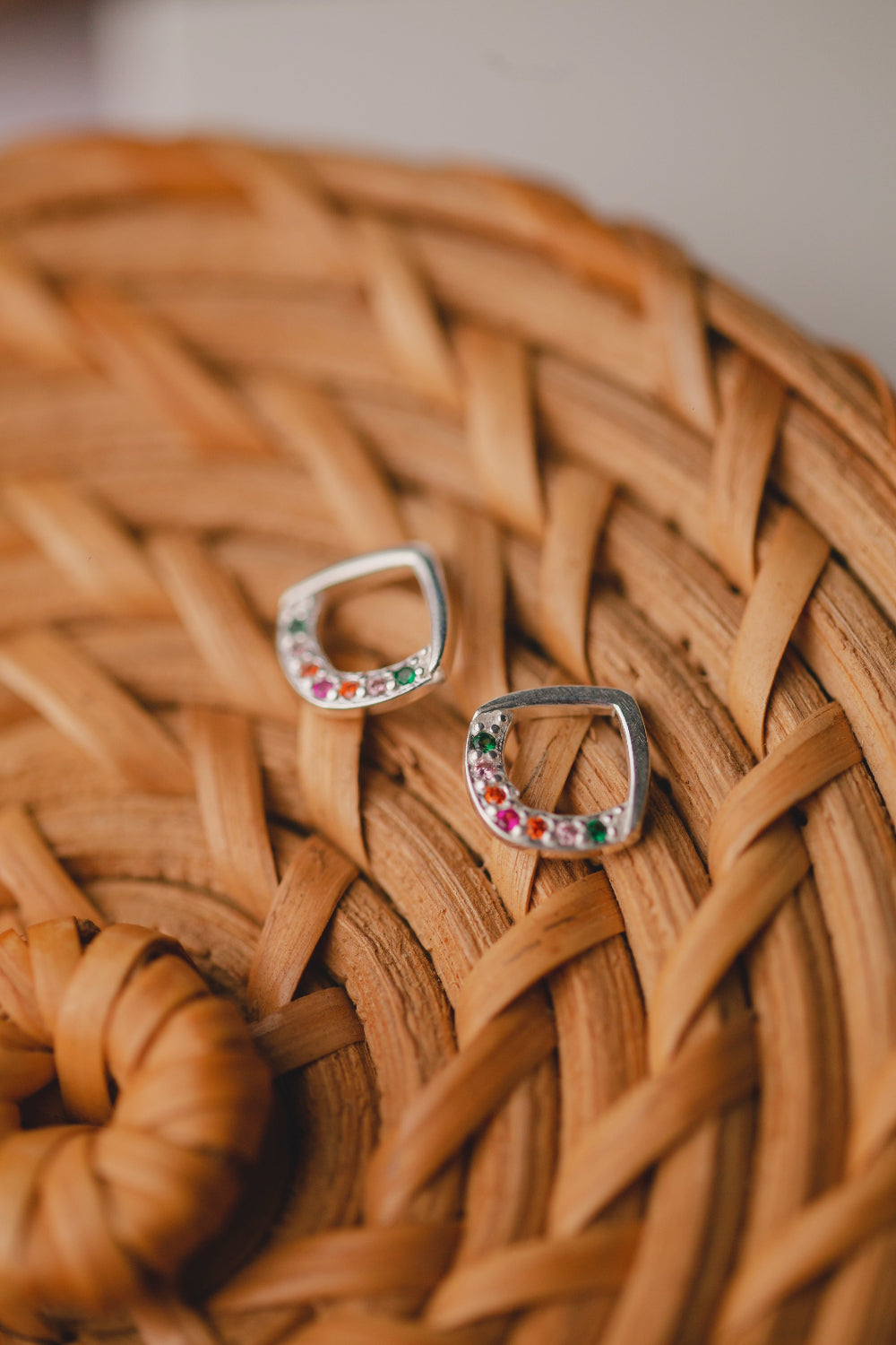 BRINCO DE PRATA TRIANGULO COLORIDO