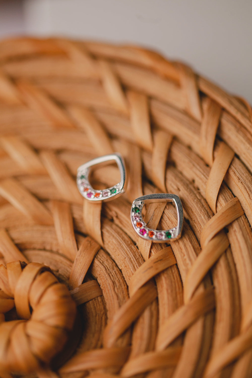 BRINCO DE PRATA TRIANGULO COLORIDO