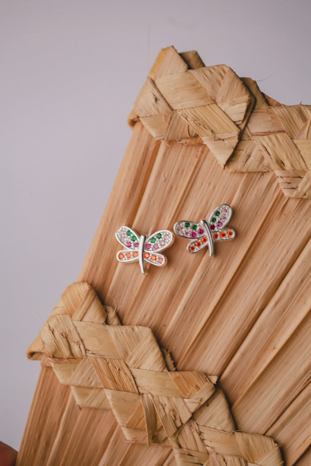 BRINCO DE PRATA LIBELULA COLORIDA