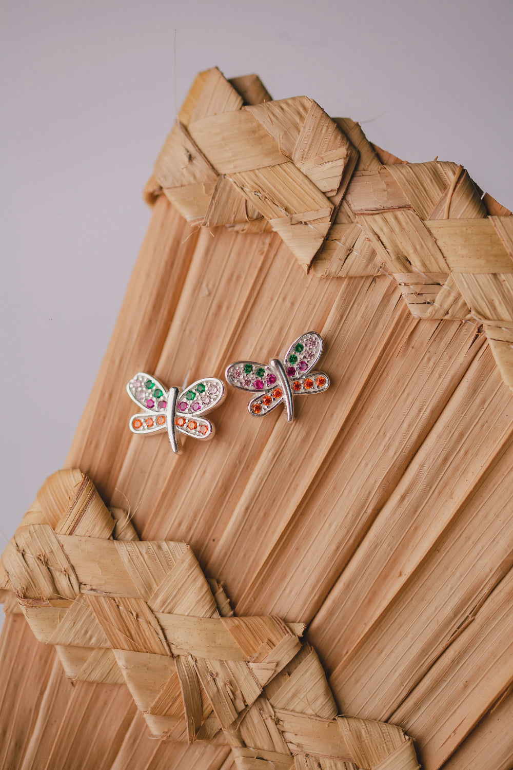 BRINCO DE PRATA LIBELULA COLORIDA