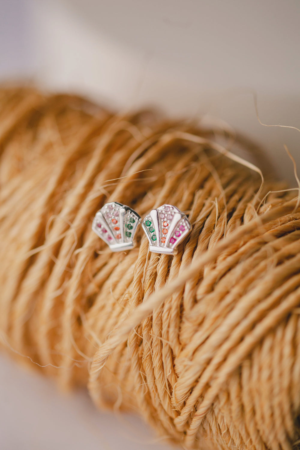 BRINCO DE PRATA MINI COROA COLORIDA