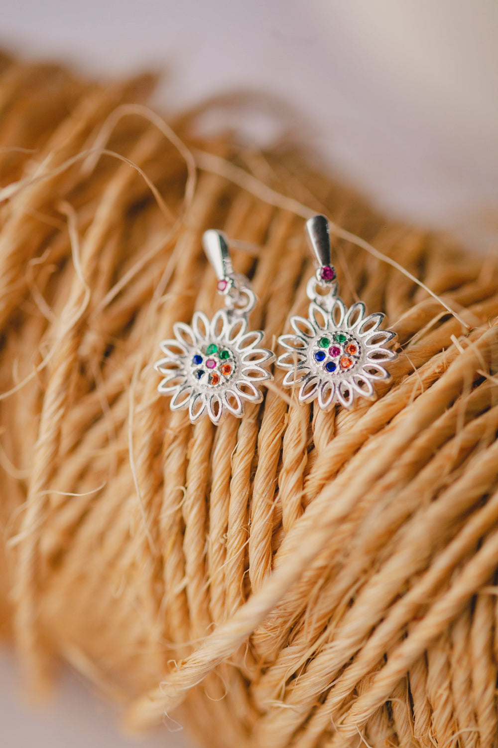 BRINCO DE PRATA MARGARIDA COLORIDA