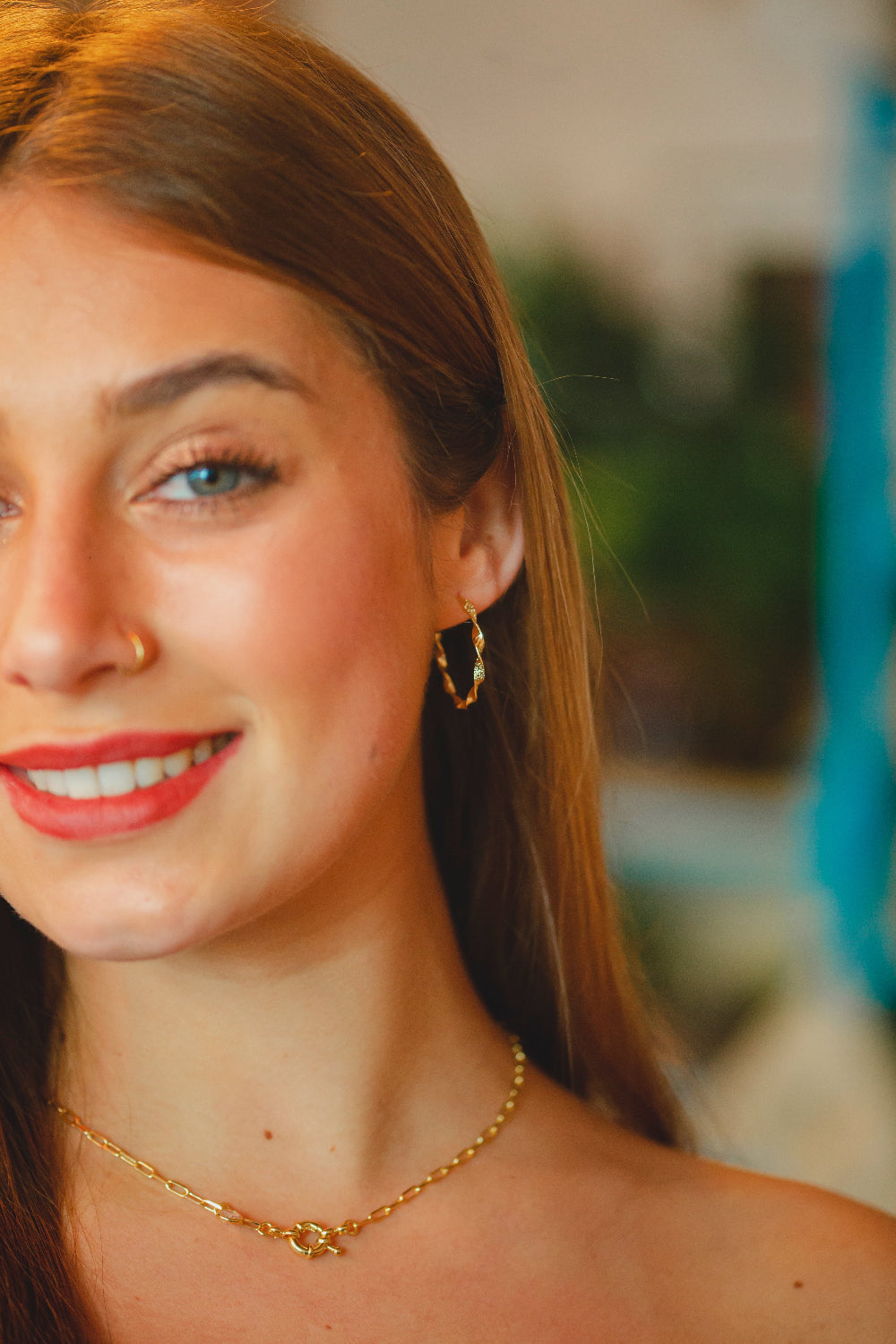 ARGOLA PEQUENA TORCIDA TEXTURIZADA FOLHEADO A OURO 18K