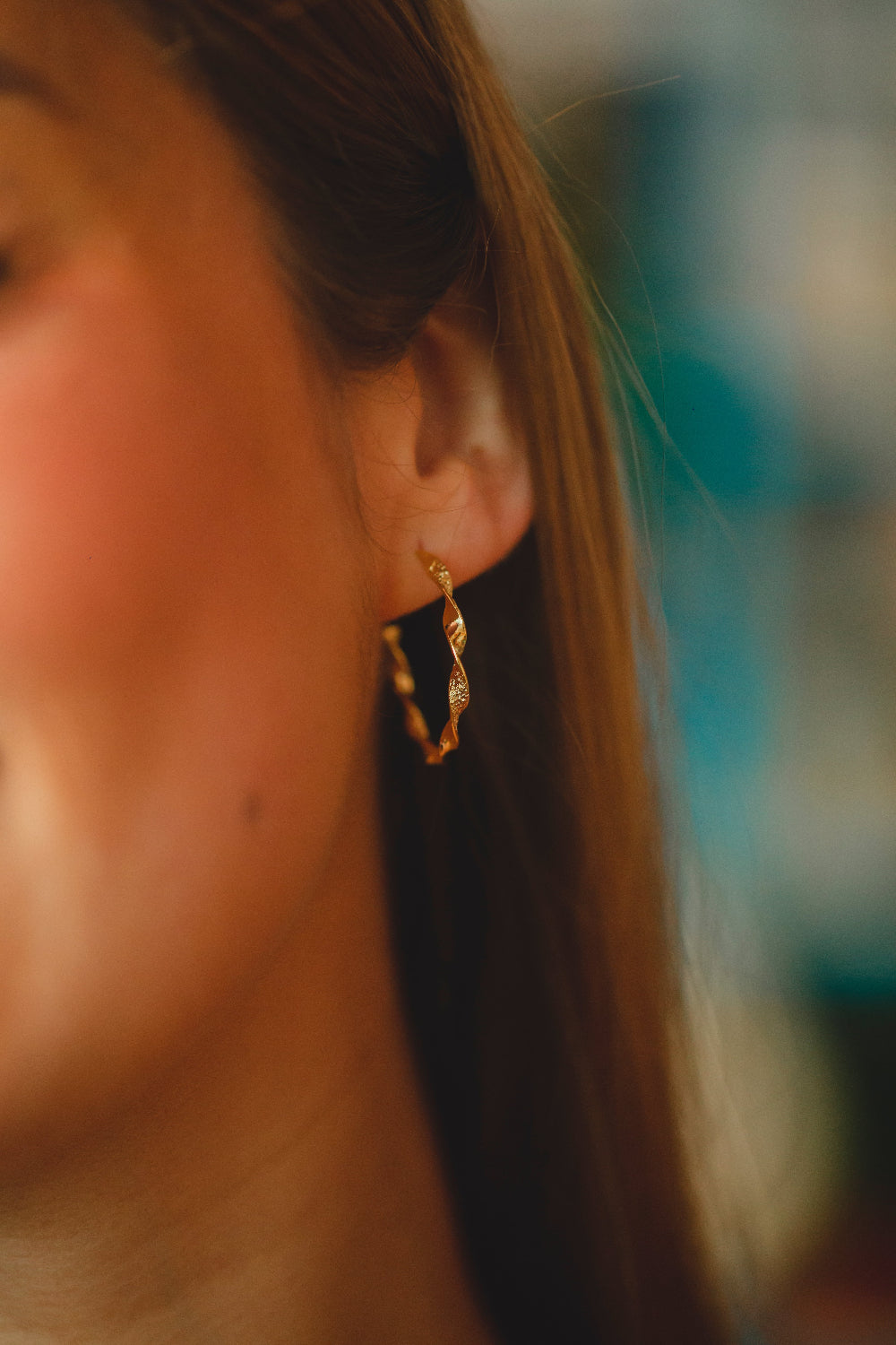 ARGOLA PEQUENA TORCIDA TEXTURIZADA FOLHEADO A OURO 18K