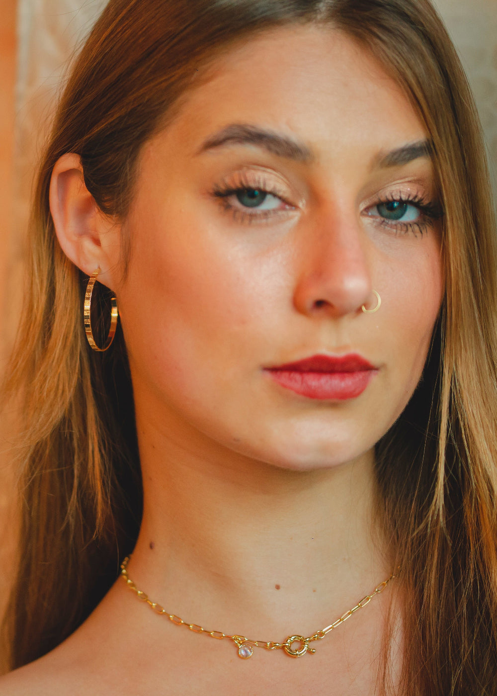 BRINCO ARGOLA COM DETALHES TEXTURIZADOS FOLHEADO A OURO 18K