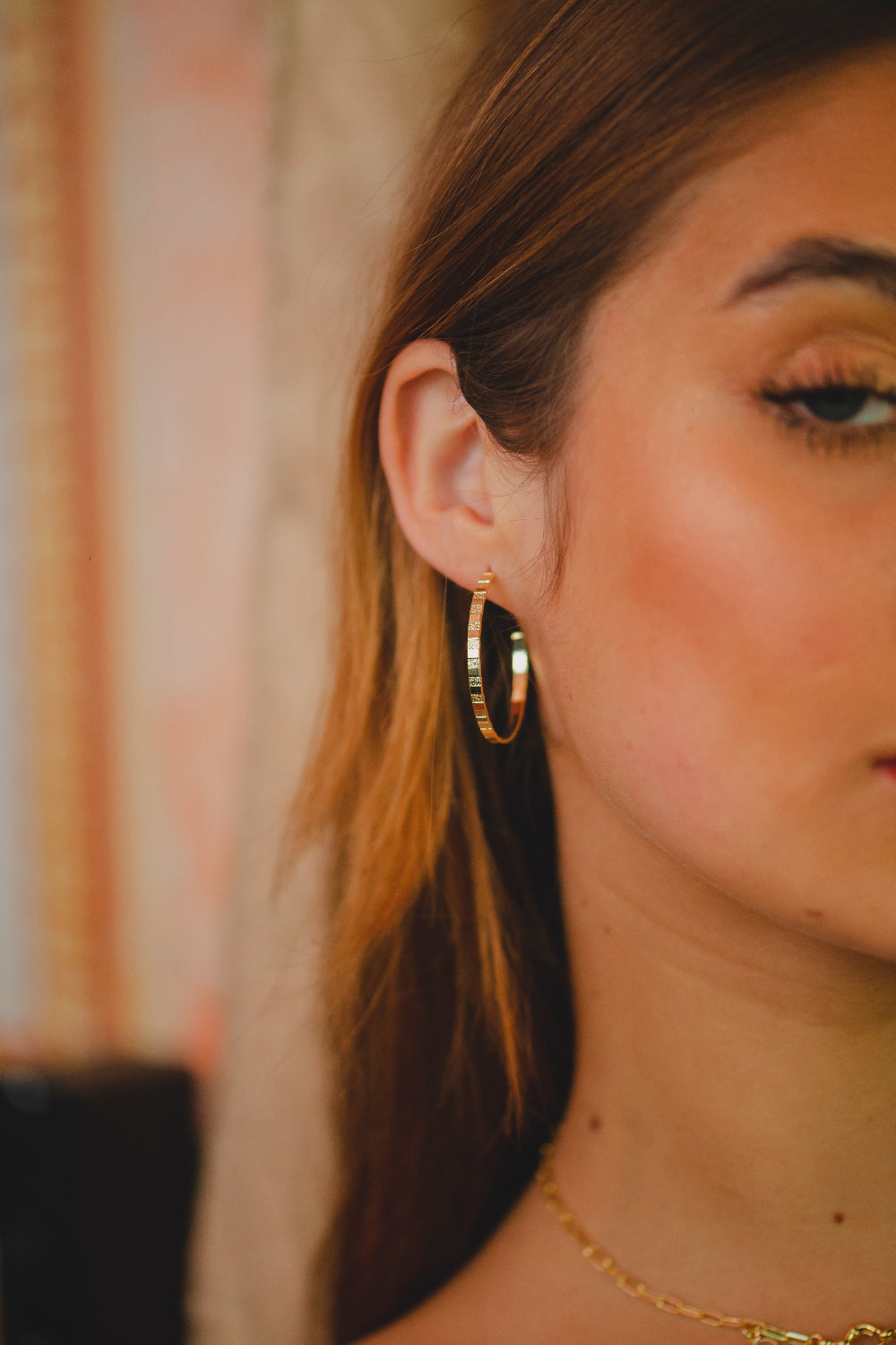 BRINCO ARGOLA COM DETALHES TEXTURIZADOS FOLHEADO A OURO 18K