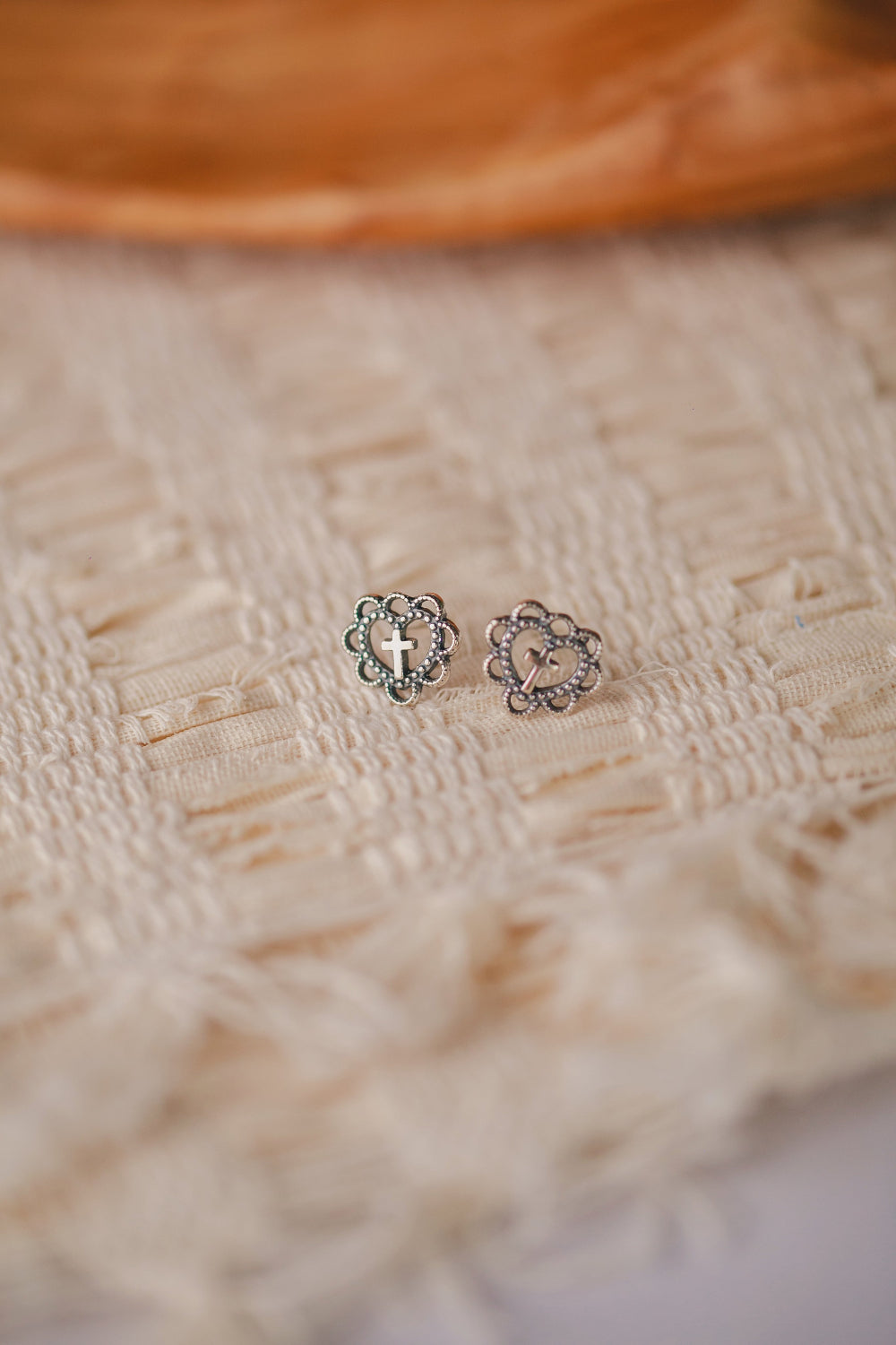 BRINCO DE PRATA CORAÇÃO TRABALHADO COM CRUZ