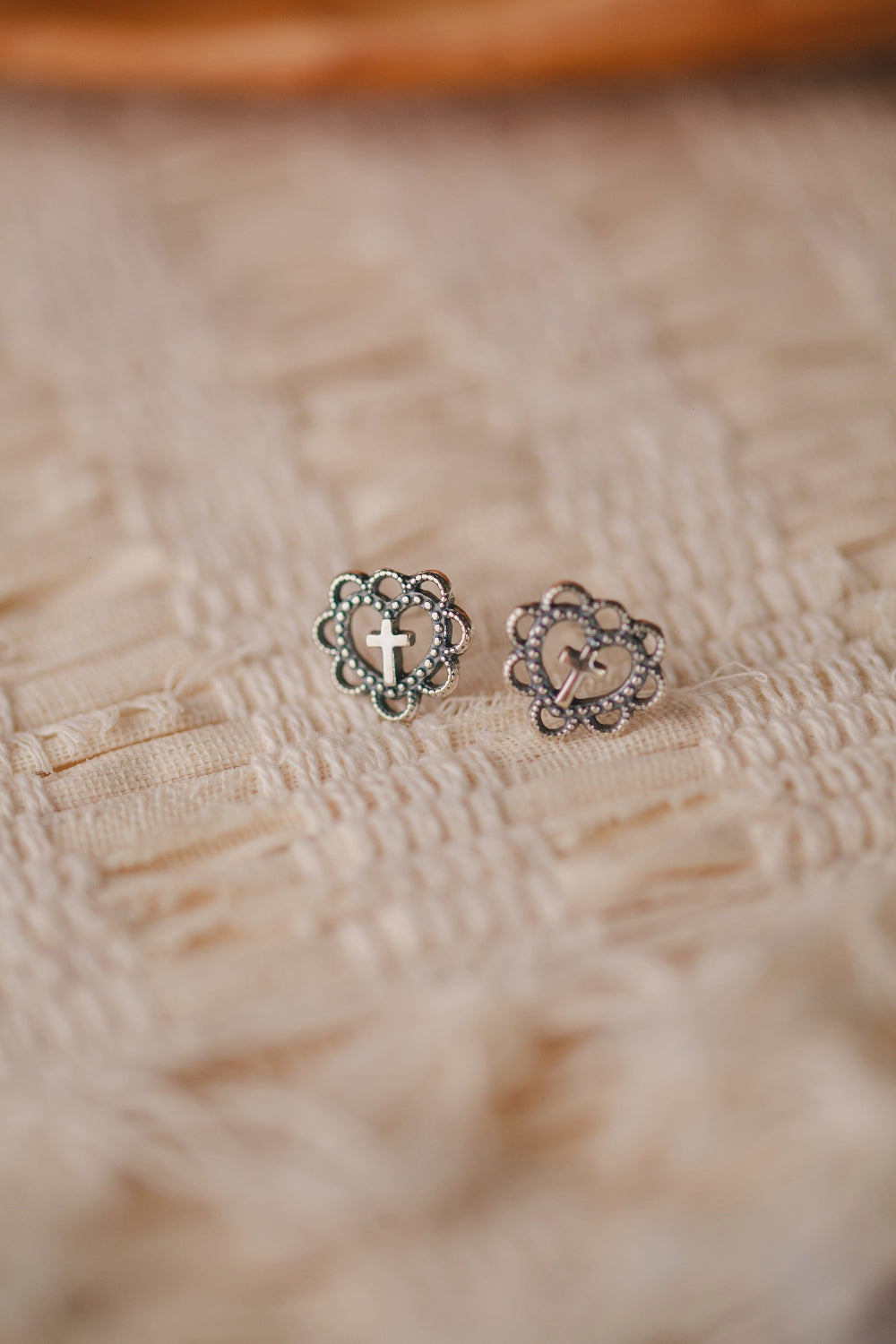 BRINCO DE PRATA CORAÇÃO TRABALHADO COM CRUZ