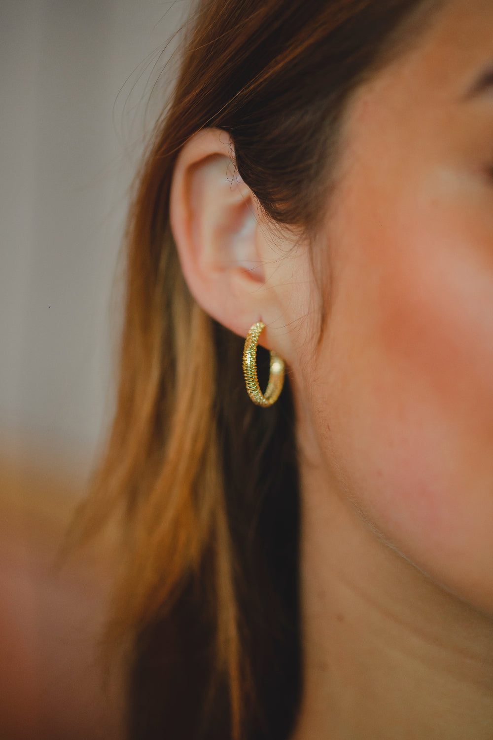 BRINCO ARGOLA DIAMANTADA FOLHEADO A OURO 18K