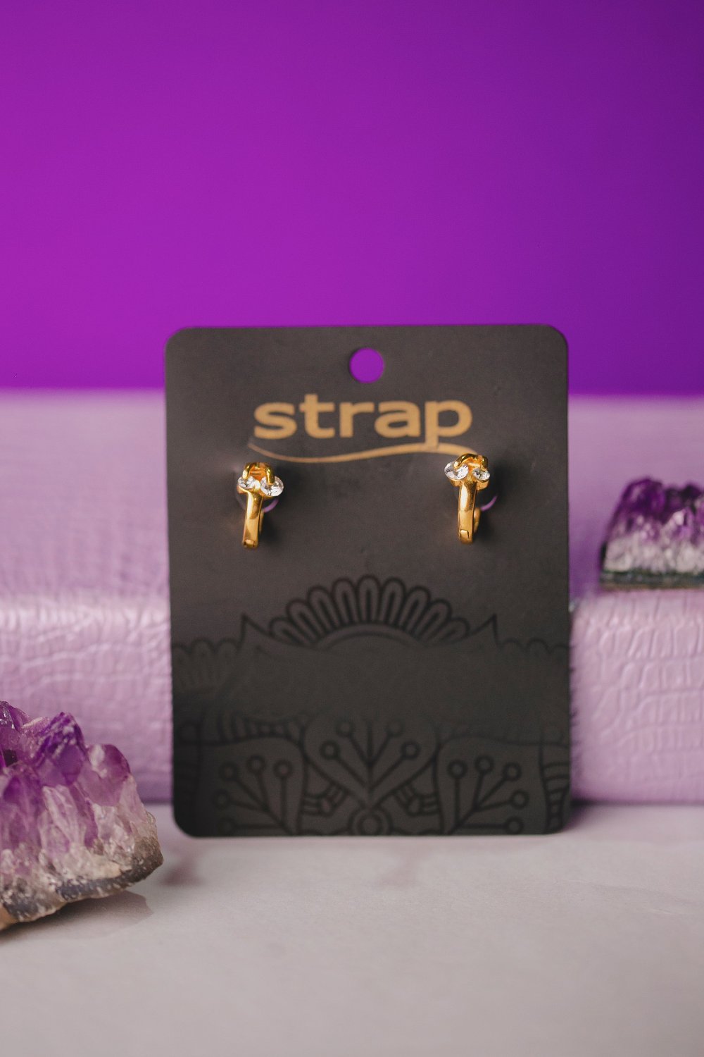 BRINCO ARGOLA COM PEDRA FOLHEADO A OURO 18K