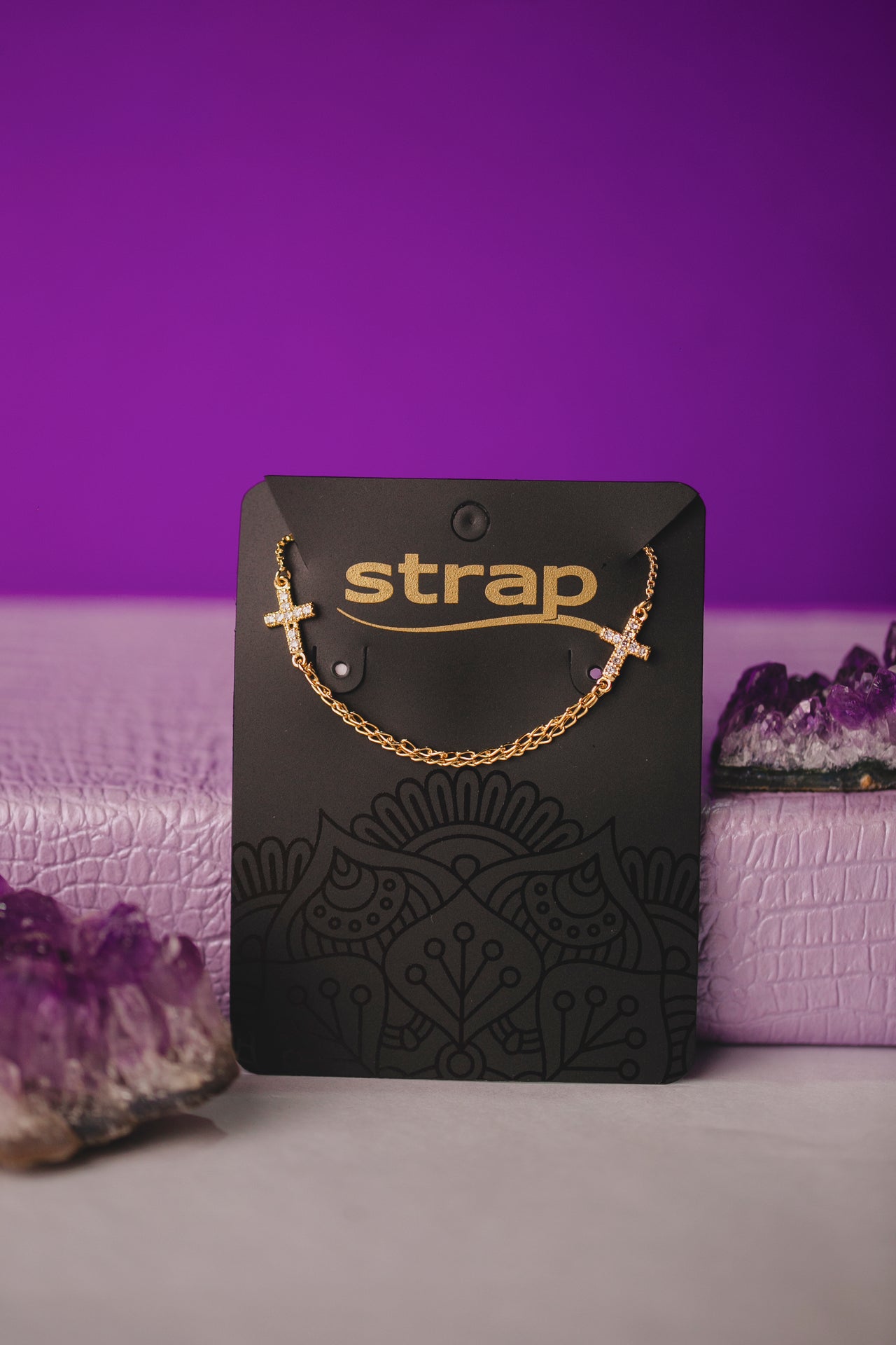 PULSEIRA MINI CRUZ CRAVEJADA FOLHEADA A OURO 18K