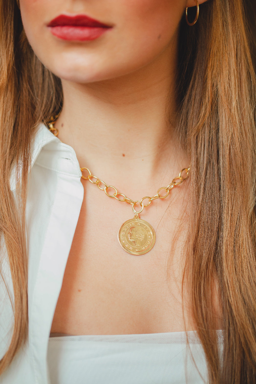 COLAR SEM PINGENTE COM ELOS FINOS E FECHO DE GOTA FOLHEADO A OURO 18K